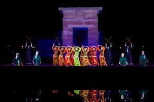 Groupe de danseurs en spectacle folklorique inspiré de Mahmoud Reda à Madrid