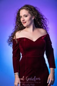 photo d'une danseuse qui pose en robe en studio