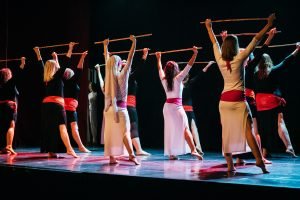 danseuses sur scène de dos bras levés saïdi baton