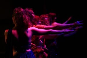 groupe de danseuses orientales élèves sur scène bras tendu