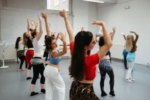 élèves danseuses en mouvement en studio