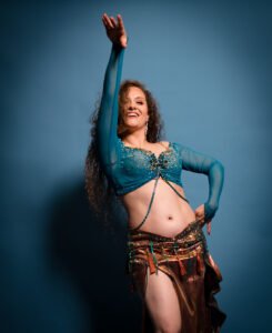 Danseuse orientale en costume turquoise lors d’une représentation