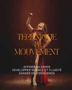 Danseuse en costume rouge et noir, en mouvement sur scène