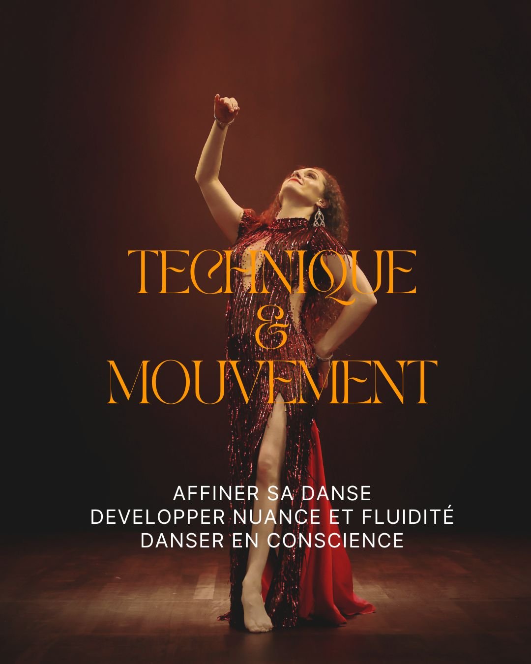 Danseuse en costume rouge et noir, en mouvement sur scène