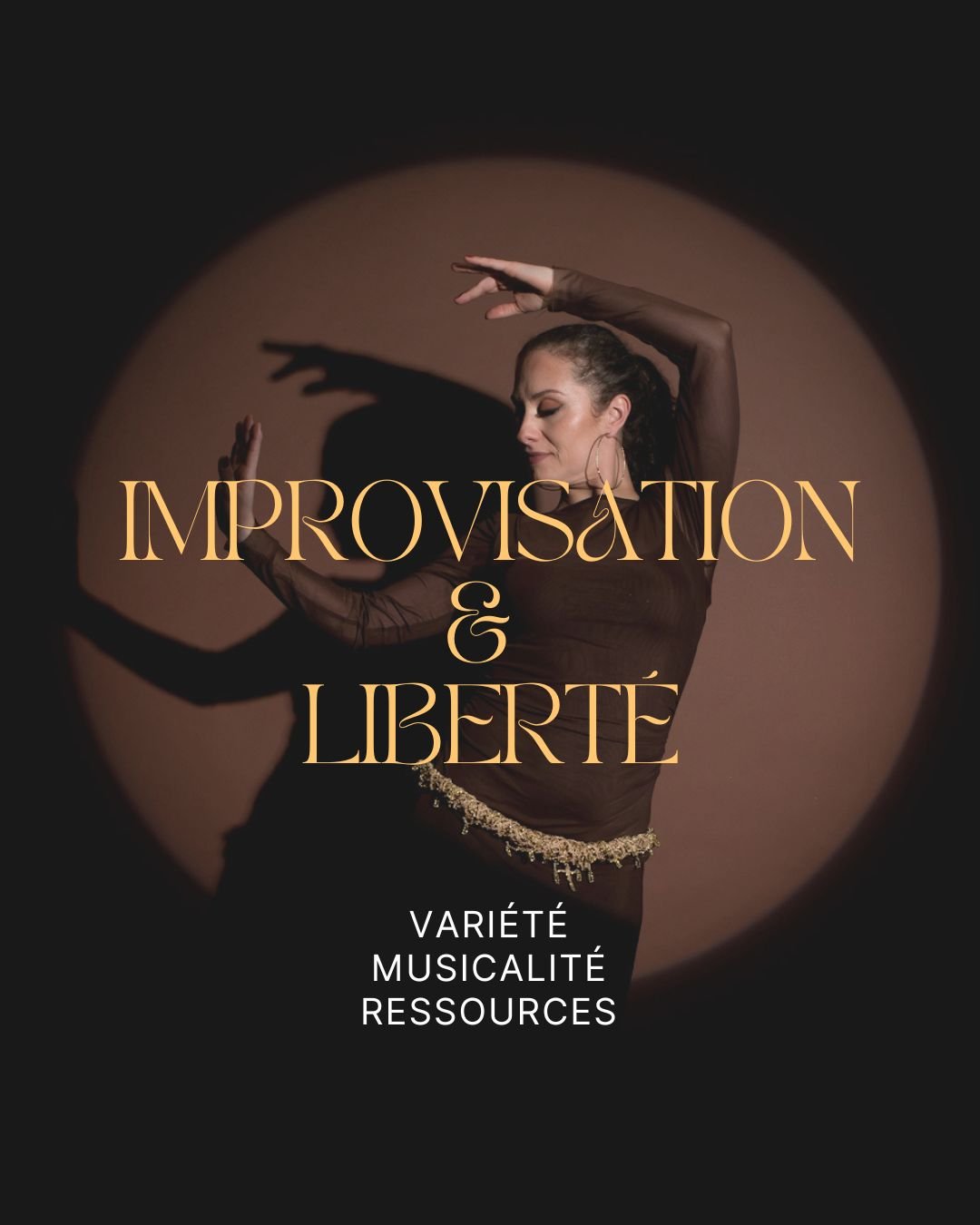 Danseuse en costume noir, les bras en mouvement devant son ombre