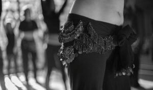 photo d'un foulard de danse sur une élève en studio