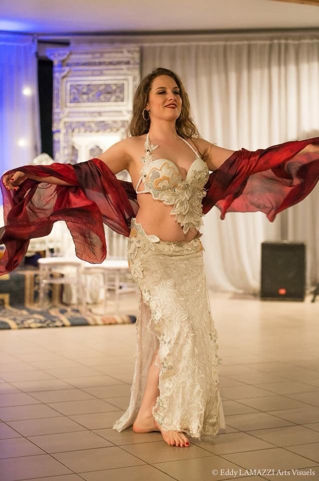 danseuse orientale avec voile rouge lors d'une réception élégante
