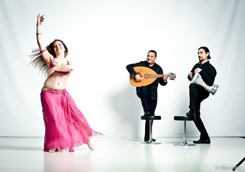 trio d'artistes musiciens orientaux et danseuse orientale en studio