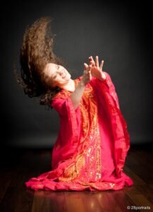 Danseuse orientale en mouvement, inspirée des danses du Golfe Khalegee