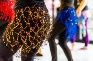 Élèves de danse orientale en studio, foulards en mouvement
