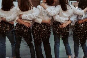 photo de groupe de dos 4 danseuses
