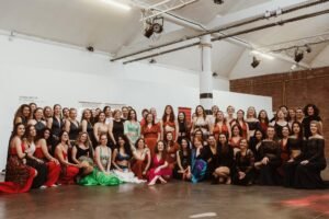 photo de groupe de danseuses en studio
