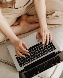 personne travaillant sur ordinateur