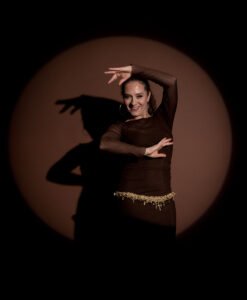 Danseuse orientale dans un mouvement contemporain entouré de marron