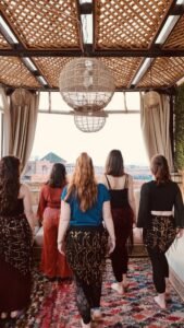 participantes à un séjour danseuses sur une terrasse à marrakech