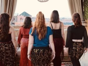 Groupe de femmes découvrant Marrakech depuis une terrasse