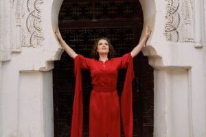 femme bras ne l'air posée sur une arche à Marrakech
